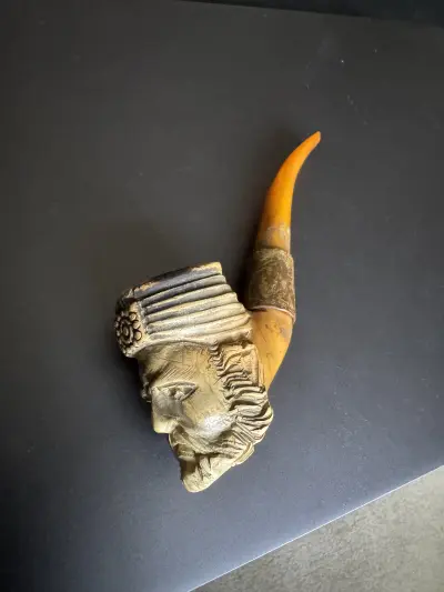 Dette udskårne objekt er en tobakspibe i meerschaum, der forestiller et mandshoved med turban og skæg.