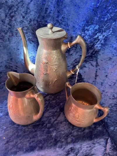 Antik Jugendstil-tinkande, sukker og fløde (Art Nouveau) i tin, værker fra Kayserzinn designet af Hugo Leven omkring 1896 med reliefmønstre af iris og valmuer