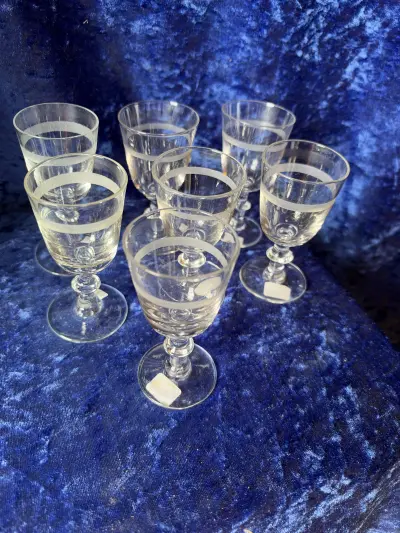 Gamle båndslebne Berlinois- eller Berliner-glas (også kendt som Christian VIII-glas), der er mundblæste med en karakteristisk knap på stilken og et eller flere matslebne bånd på kummen. Disse glas ble