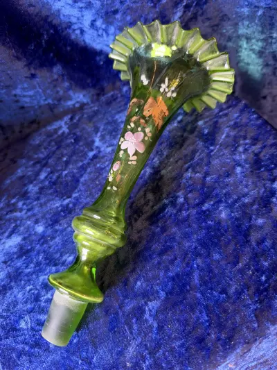 Genstanden på billedet er en antik liljeformet glasarm (eller "horn"), som stammer fra en victoriansk glasopsats (på engelsk kendt som en epergne)