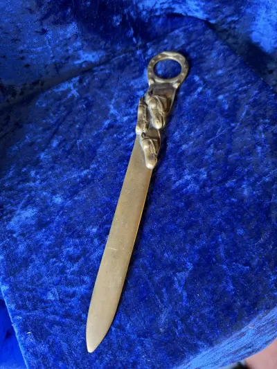Brevåbner i bronze