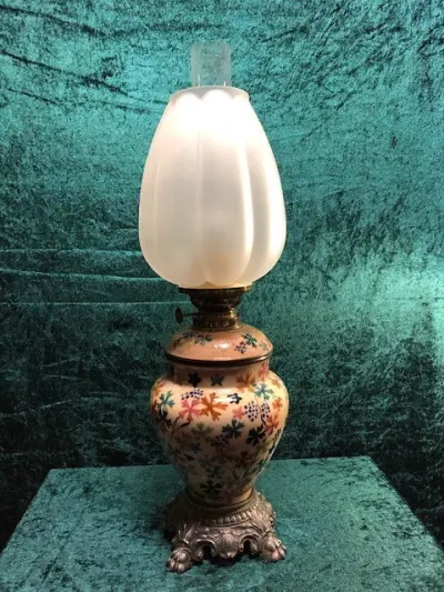 Petroleums stålampe med majolikafod