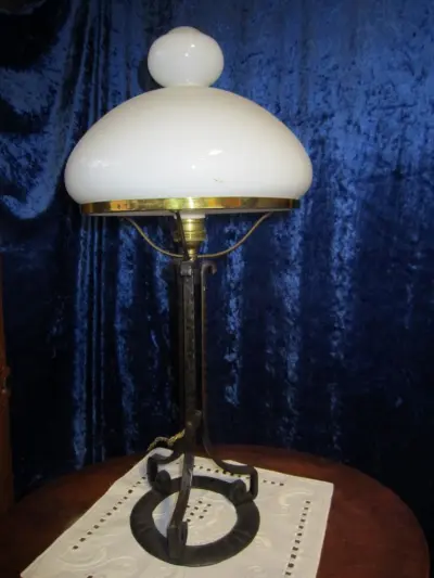 Stålampe, lampe med jernfod, ca. 1910